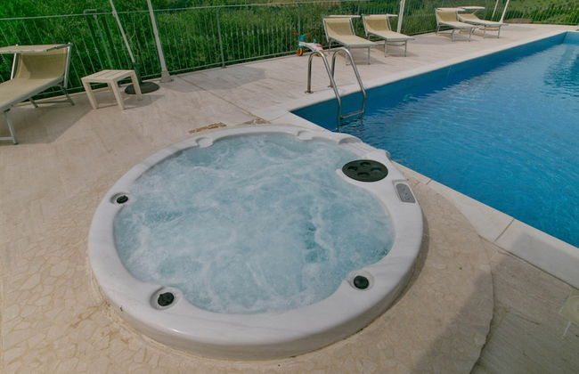 Villa with Salt Water & Heated Pool & Hot Tub near sea - Foto 50