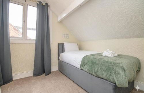 Spacious 6BR Family & Group Home Garden & Parking Sleeps 10 - Foto 10