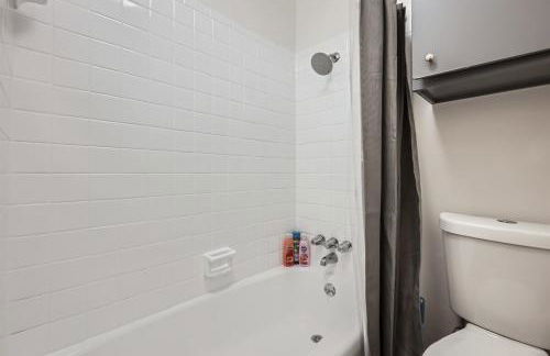 Your Walkable King Bed Getaway - Sleeps 4 - Pool Pkg - Foto 13