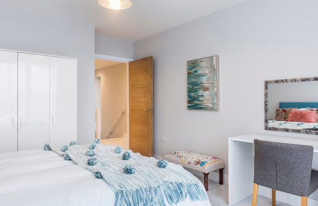 Stylish new Home With Parking - King Beds Garden - Foto 33