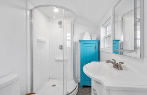 Serenity - Cozy Beachfront Charm Awaits - Photo 10