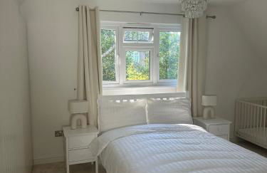 Contemporary detached house short train to London - Photo 17