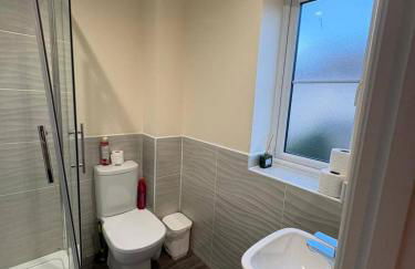 Spacious 3-Bed House - Sleeps 8 Garden & Parking - Foto 5