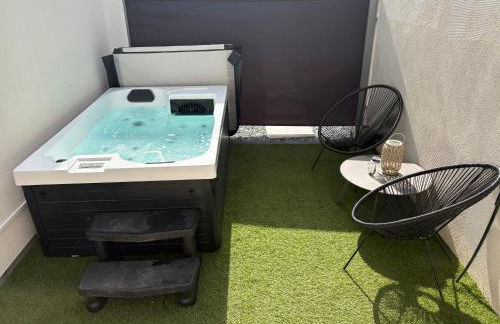 Le Chêne Doré Appartement romantique avec Jacuzzi Privé au cœur du centre touristique - Foto 4