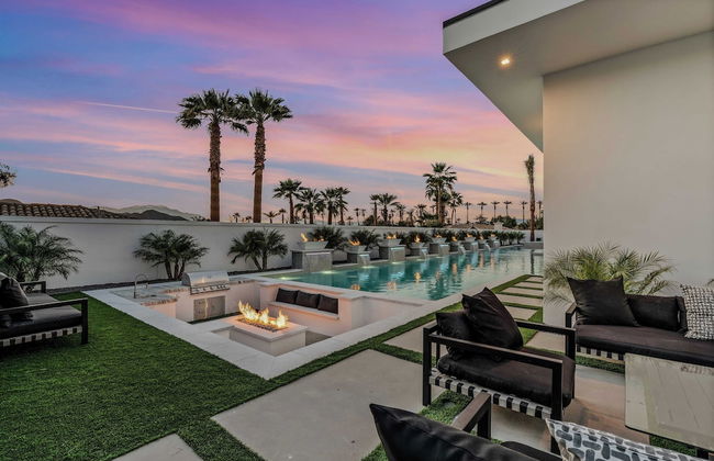 Fine Luxe Retreat w/ Pool & Hot Tub Bravo Villa #15 by Avantstay - Photo 27