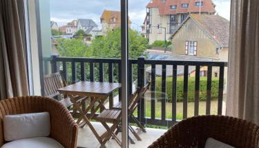 Appartement 5 personnes 65m2 avec balcon, vues partielles mer, 150m de la plage et centre, wifi et parking privé - Photo 2