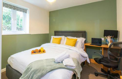 The Vogue Stay, 3 Bedrooms, 2 bathrooms, Ideal for JR & Oxford Hospitals, FREE CarPark, Conveniently located for Ring Road access, 2 miles from Oxford City Centre easy car & bus route - Foto 52