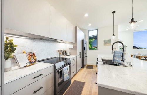 Ocean-Inspired 3B Modern Retreat w Kids Room - Foto 14