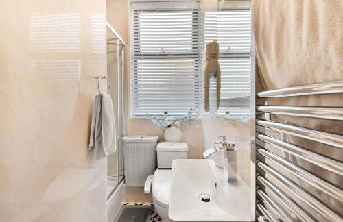 London Lets Stay Here with parking - Foto 8