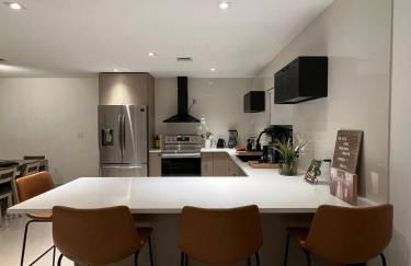 Super stylish 4 BR Home Steps from the Fun - Foto 24