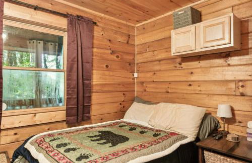 Cozy Creekside Cabin with Wraparound Porch home - Foto 17