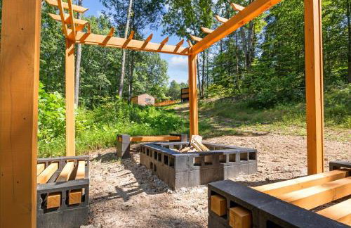 The Heartwood Hideaway-Charming Cabin Getaway-Trails, Creek, and Starry Nights - Foto 6