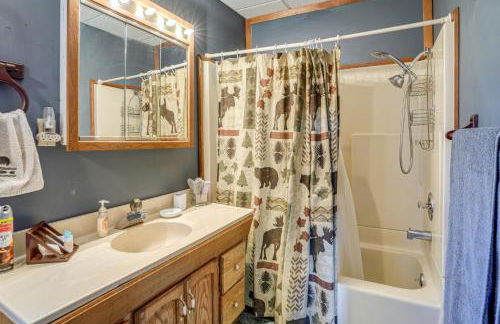 7 Mi to Main Street Cabin with Deck in Stanley! - Photo 16