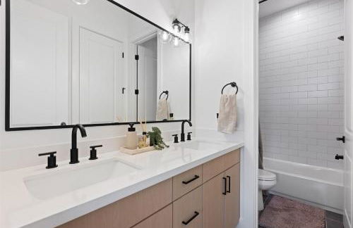 2 Luxury Homes in 1 - Walk to Nightlife & Stadiums - Foto 63