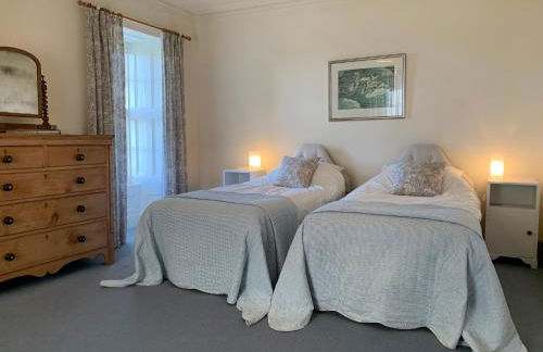 The Front Wing - Pen y Graig farmhouse, Church Bay, sea views near beach No Pets - Foto 9