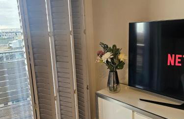 Executive E15 Apartment - Skyline Terrace & Free Private Parking - 5-min Walk to Abba Arena - Foto 37