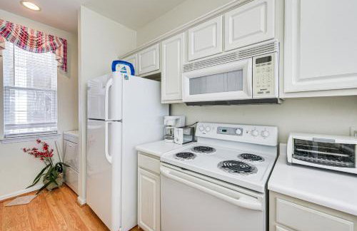 Sunset Beach Condo with Balcony, 5 Mi to the Ocean! - Foto 10