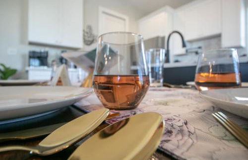 Steps Away from Cruisin' the Coast , Gulfport 2BR, Game Room, and Free Parking - Foto 24