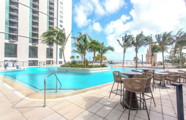 Luxurious Downtown Escape - Photo 54