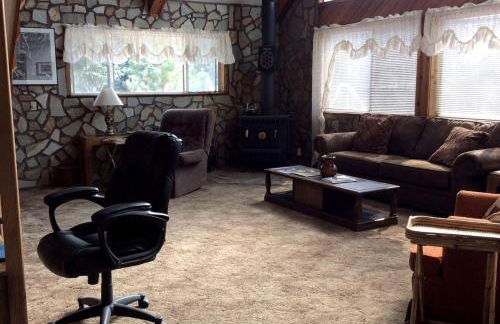 Secluded Cabin Rental with a Covered Back Deck in Elk City, Idaho - Foto 6