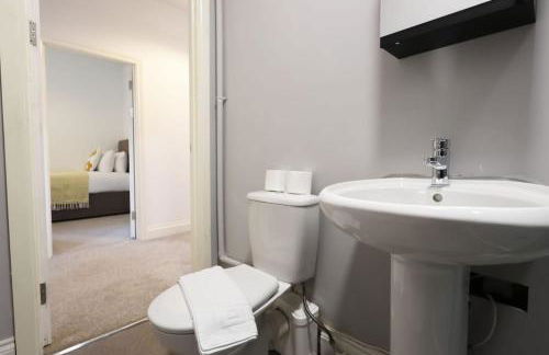 Modern 3 Bed - M4 ACCESS - Wi-Fi - Photo 40