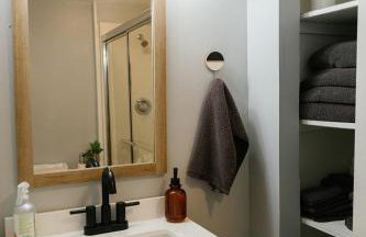 "The Homestead" UPSCALE STAY - Downtown with Yard - Foto 14