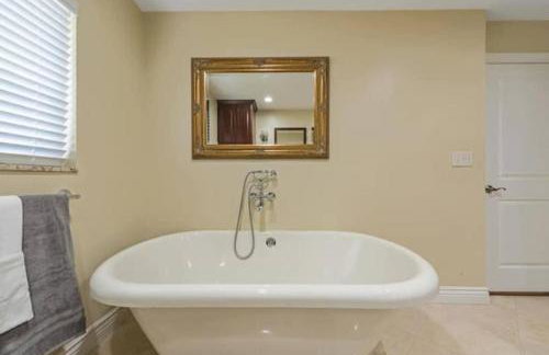 Home with pool by Dream Vacation - Foto 10