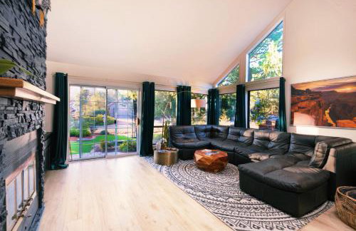 Luxe Boutique-Style Home w/Indoor Hot Tub - Foto 10