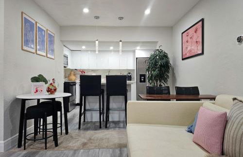 The Ruby - Hot Tub - King beds - Close to LMC - Foto 16