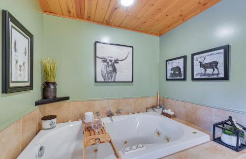 Dreamy Alpine Cabin with Hot Tub, Fireplace and More! - Foto 25