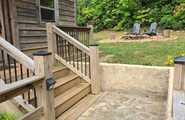 Couples Getaway Cabin with a Loft - Firepit - Creek - Foto 29