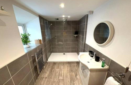 Spacious 2-Bed - Hospital & City Nearby Parking Pet Friendly - Foto 18