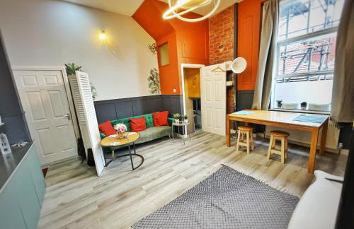 AdeamStays provides Beautiful centrally located 1 and 2 bed apartments on Liverpools Boulevard - Foto 27