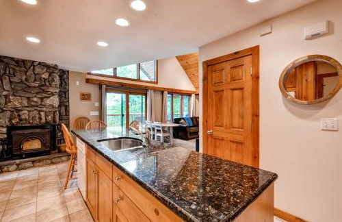 Waterfront Highland Lake Home with Deck and Dock - Foto 9