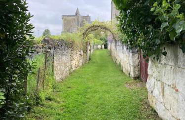 La Maison du Donjon - Gites de 8 personnes, parking privé avec jardin terrasse - Foto 12