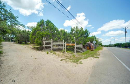 Snuggle Inn Wimberley Cabin with Fire Pit and Deck - Foto 33