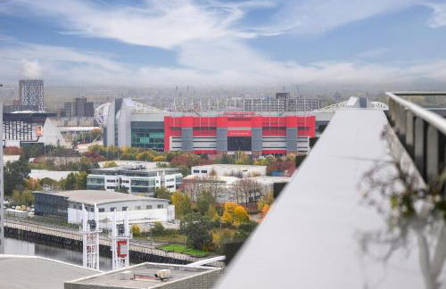 Panoramic City Views Elegant 2BR, 2 Min to Metro - Foto 8