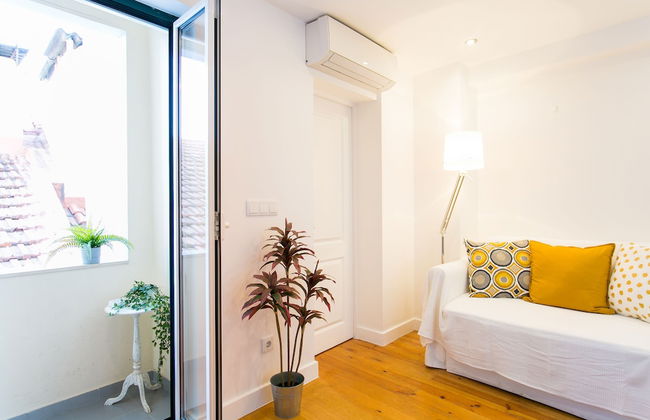 JOIVY Cosy 1-bed flat w/balcony in Alfama, moments from the Port - Foto 12