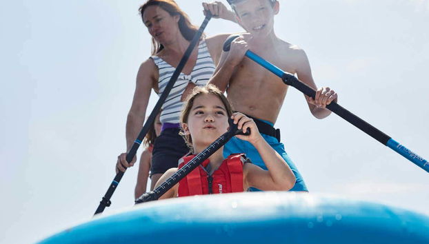 Família desfrutando de um tour de paddle surf