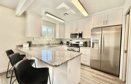 Updated townhouse just minutes from Zion with hot tub - Foto 7