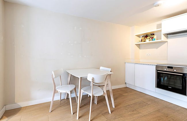 City Relay Sleek Apartment in Belgravia - Photo 11