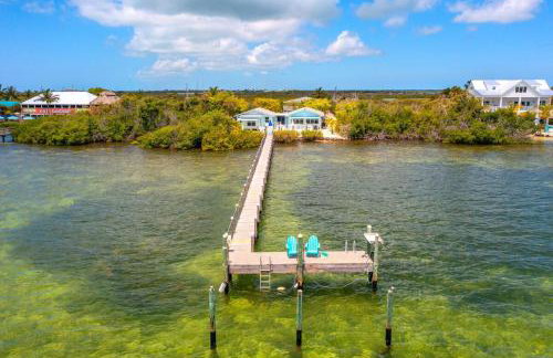 Waterfront Beach House with Dock & Heated Pool - Foto 3