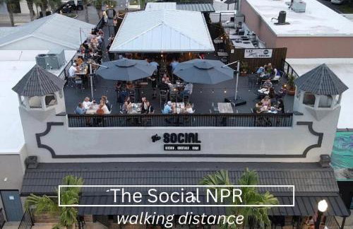 NEW Steps to Downtown - 7 Mins to Beach & Free Parking - Foto 67