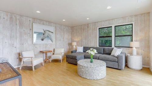 Summerland Home with Beach Supplies Walk to Beach! - Foto 3