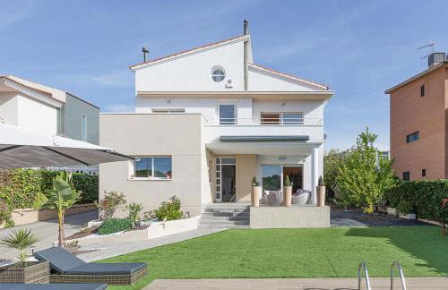 Fantástica casa en alquiler con piscina en Vilanova i la Geltrú - Foto 1