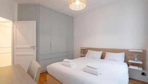 Sophisticated 2BR - Steps to Station - Foto 5