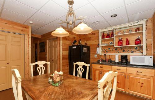 3-Story Private Cabin with Hot Tub and Fire Pit - Foto 24