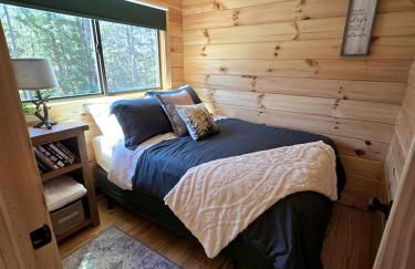 Incredible Modern Tiny Log Cabin near the Ammonoosuc River for a Romantic Getaway in New Hampshire - Foto 4