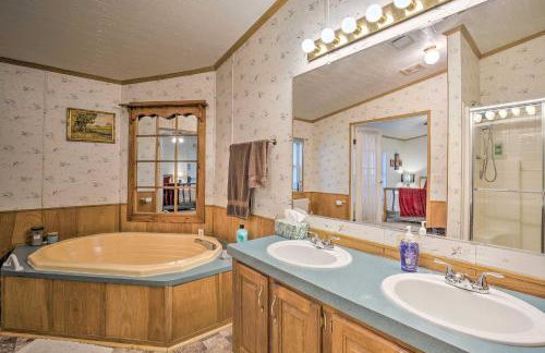 Cedar Creek Lake Access Retreat with Deck - Foto 14