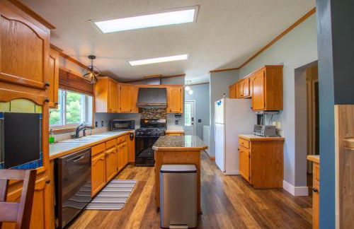 Spacious Leelanau home near the best of Michigan - Foto 9